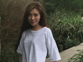 爆笑GIF： 妹子 爱美也要看路啊……